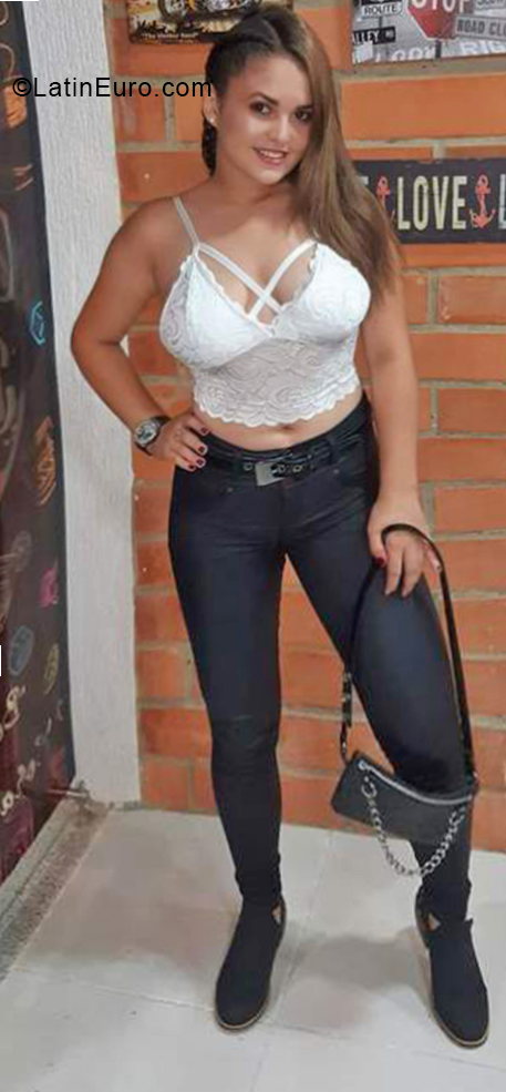 Date this voluptuous Colombia girl Karoll from Cali CO30624