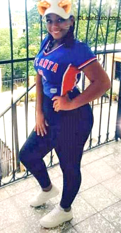 Date this fun Dominican Republic girl Ambar from Santos Domingo DO40088