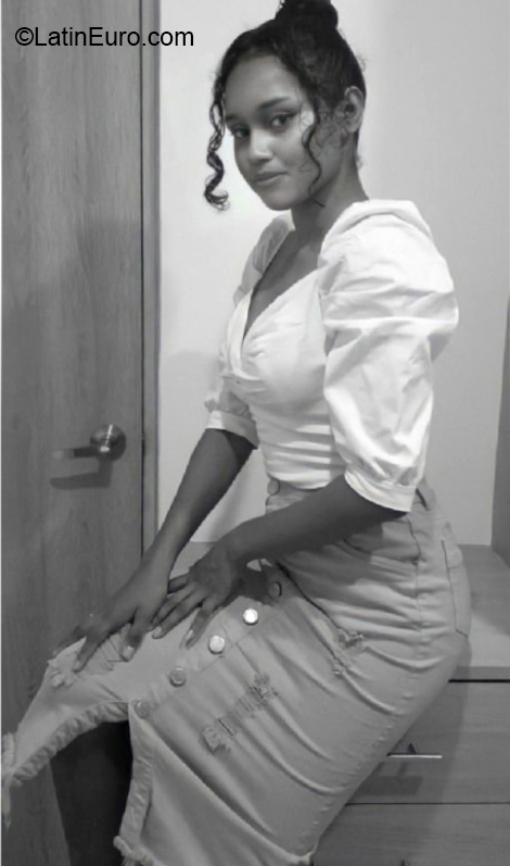 Date this foxy Canada girl Nay from Toronto CA861