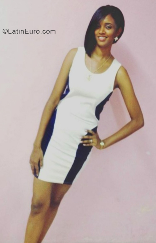 Date this voluptuous Dominican Republic girl Yis from Santo Domingo DO40134