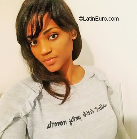 Date this athletic Italy girl Miky from Mondovi IT354