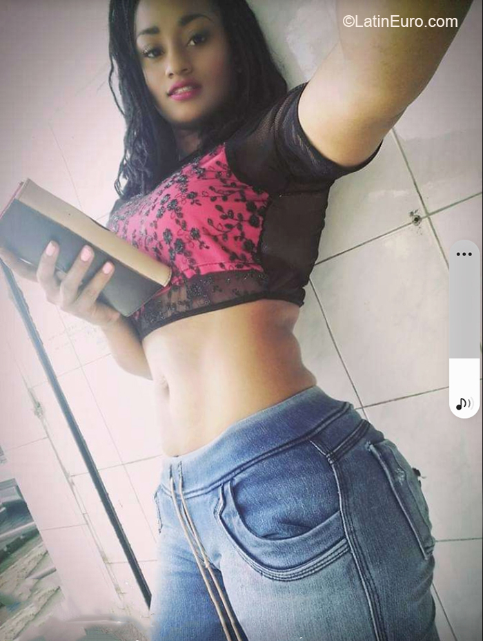 Date this passionate Dominican Republic girl Veronica from Santo Domingo DO40149