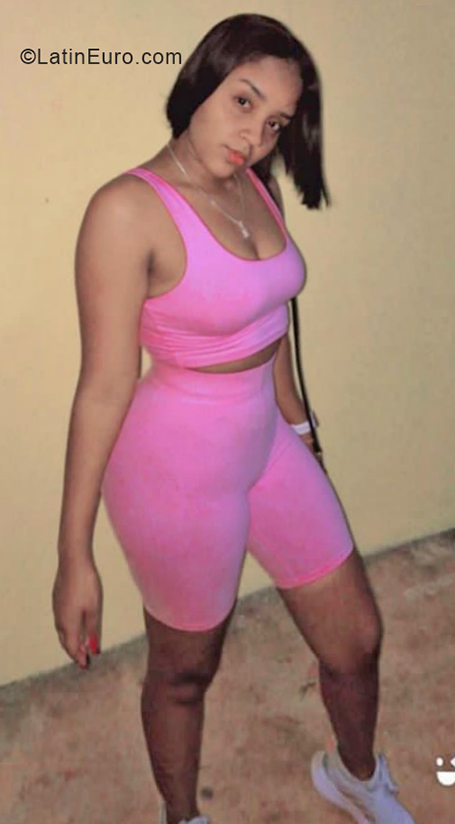 Date this voluptuous Dominican Republic girl Heily from Santo Domingo DO40181