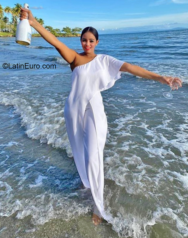 Date this delightful Dominican Republic girl Marian from Samana DO40232