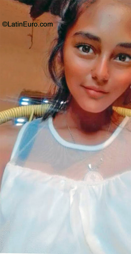Date this funny Paraguay girl Darah from Aregua PY62