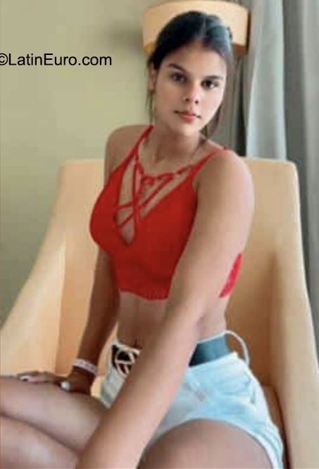 Date this charming Cuba girl Daniela from Havana CU796