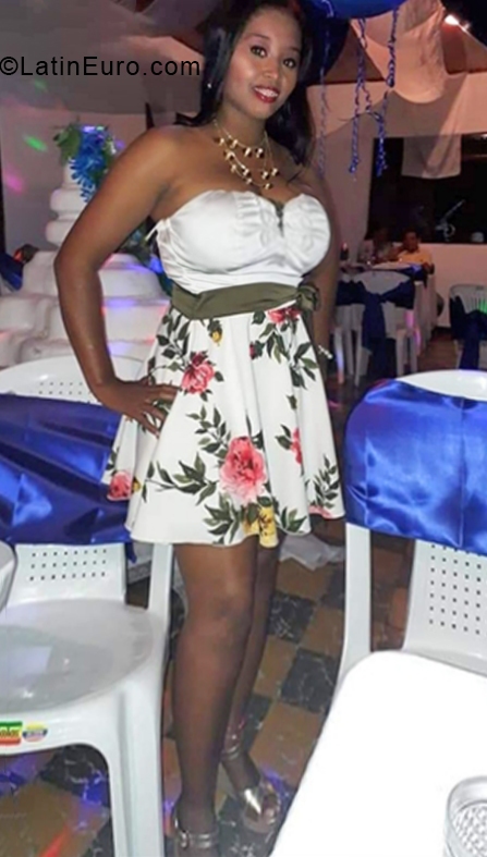 Date this happy Colombia girl Rosa from Cali CO31017