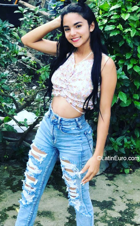 Date this sensual Dominican Republic girl Enyaira from Santo Domingo DO40329