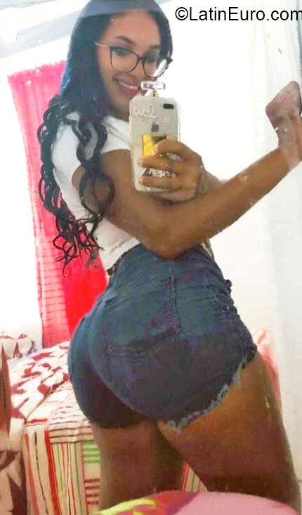 Date this georgeous Dominican Republic girl Yinely Nicaury from Santiago De Los Caballeros DO40354