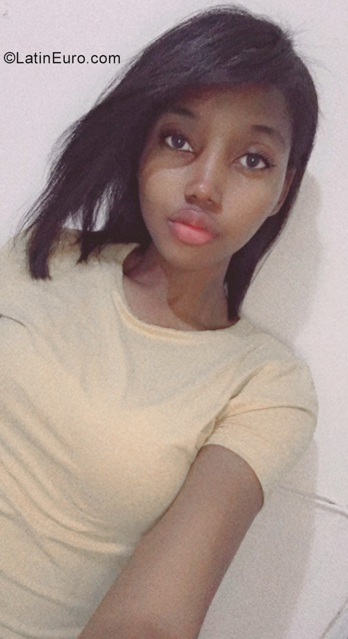 Date this hot Dominican Republic girl Debora from Santo Domingo DO40356