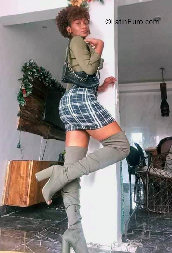 Date this exotic Dominican Republic girl Hillary from Santo Domingo DO40385