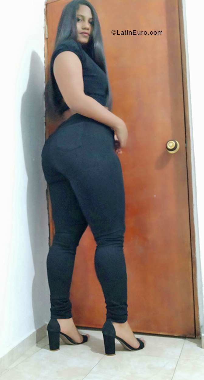 Date this voluptuous Colombia girl Bayaneth from Bogotá CO31125
