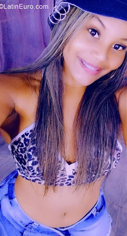 Date this happy Colombia girl LAURA from  CO31402