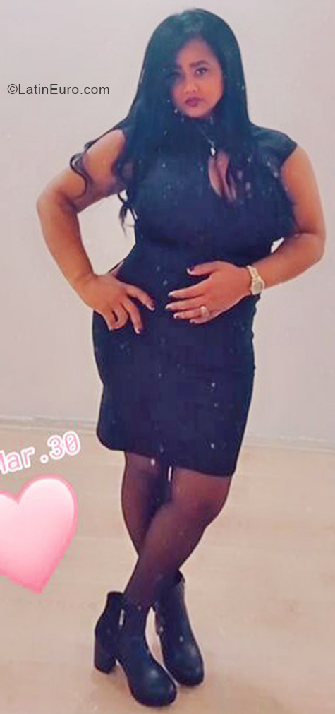 Date this foxy Dominican Republic girl Mariela from San Cristobal DO40576