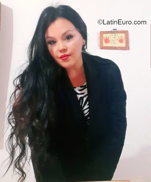 Date this good-looking United States girl Denise from  AR906