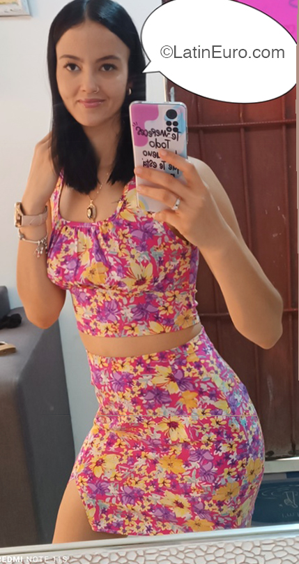 Date this happy United States girl Yomaira from Miami US22355