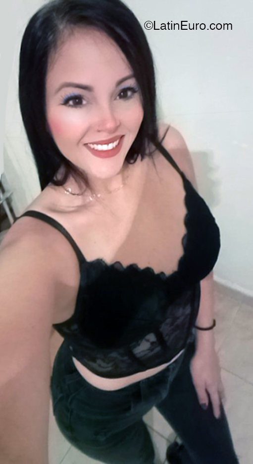 Date this voluptuous Venezuela girl Dionella from Caracas VE4506