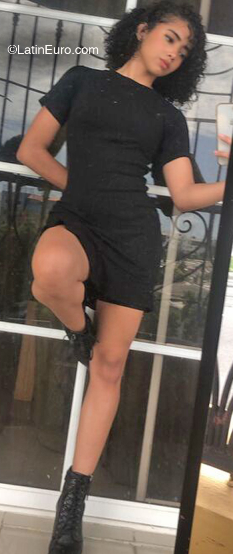 Date this foxy Dominican Republic girl Laura from Santo Domingo DO47566