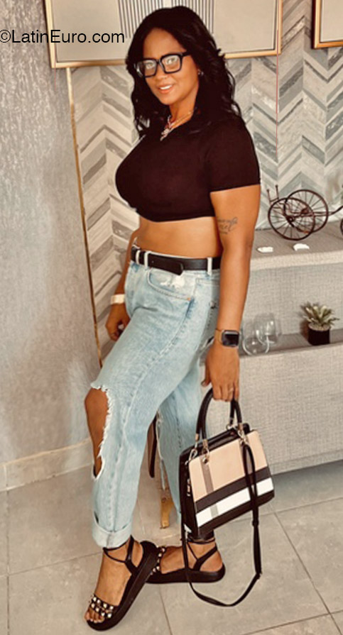Date this foxy Dominican Republic girl Sheridans from Santo Domingo DO49056