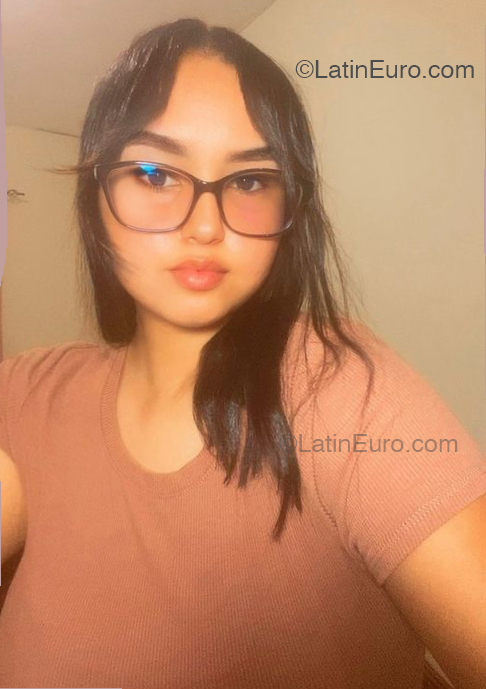Date this good-looking Panama girl Cri from Colon PA1383
