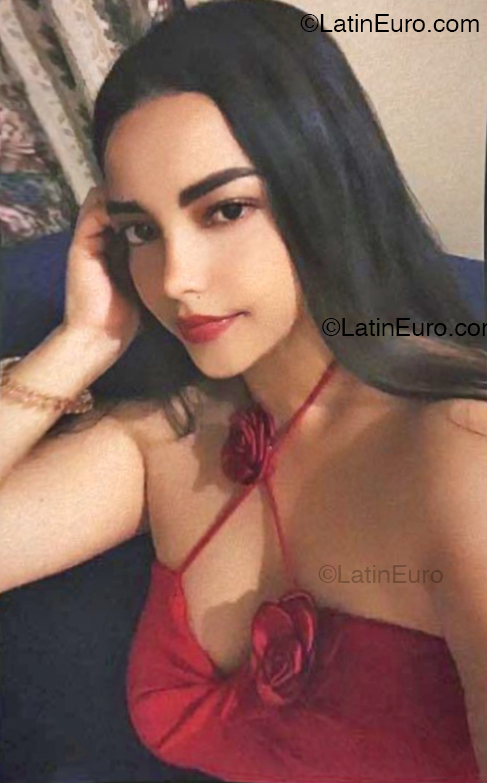 Date this sultry Dominican Republic girl Emili from Santo Domingo DO52048