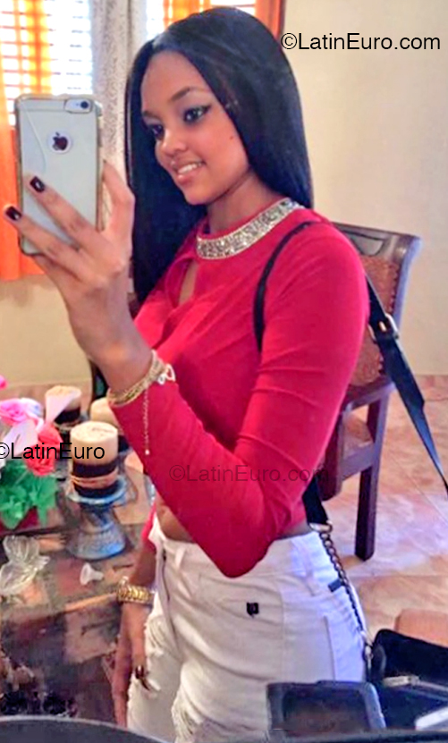 Date this foxy Dominican Republic girl Elaine from Santiago DO55775