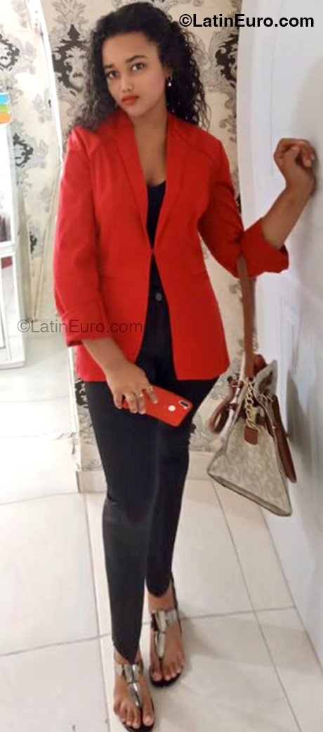 Date this happy Dominican Republic girl  from Santo Domingo DO52398