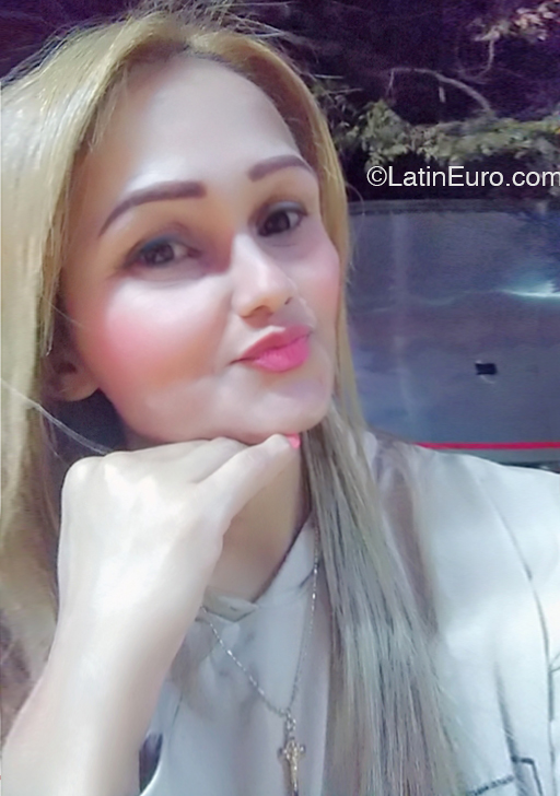 Date this athletic Colombia girl Kendall from Bogota CO33028