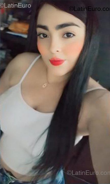 Date this nice looking Colombia girl Aleja from Colombia CO33208