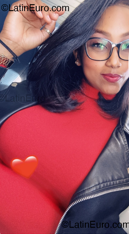 Date this nice looking Italy girl Rosaly from Ischia IT434