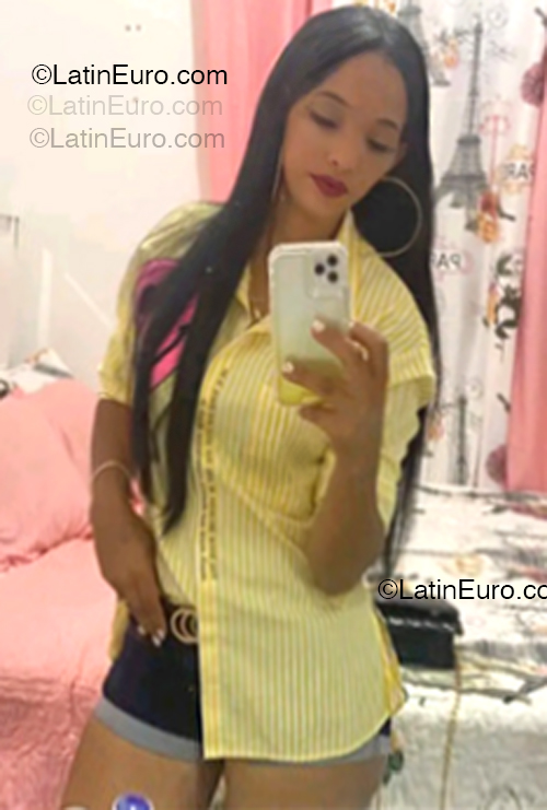 Date this happy Dominican Republic girl Alondra from Santo Domingo DO54669