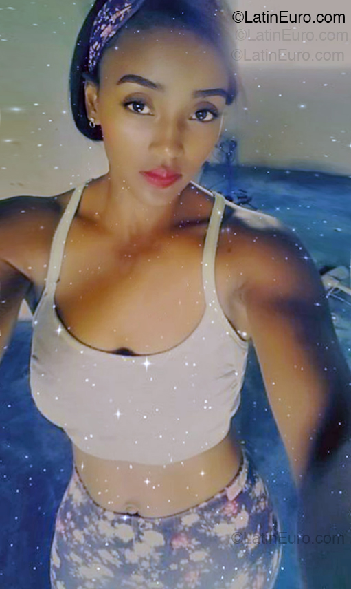Date this good-looking Dominican Republic girl Franchesca from Santo Domingo DO54738