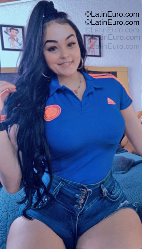 Date this beautiful Colombia girl Lupita from Bogota CO33324