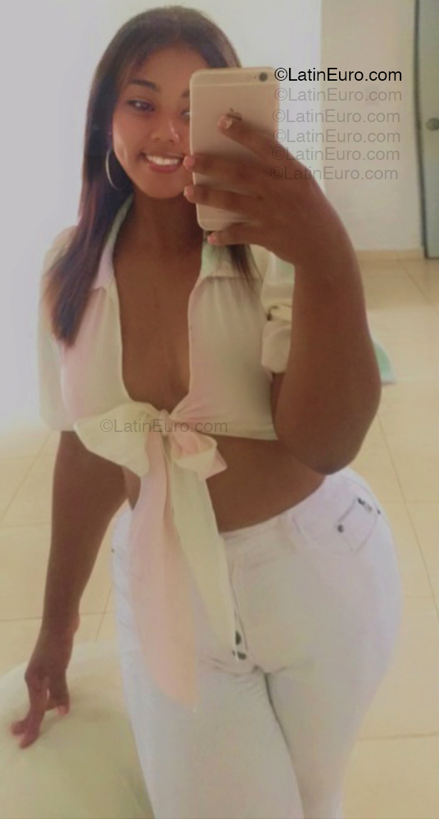 Date this voluptuous Dominican Republic girl Deiry from Sosua DO54993