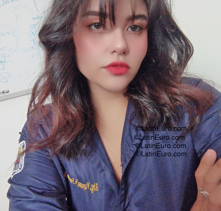 Date this athletic Venezuela girl Victoria from Valencia VE5291