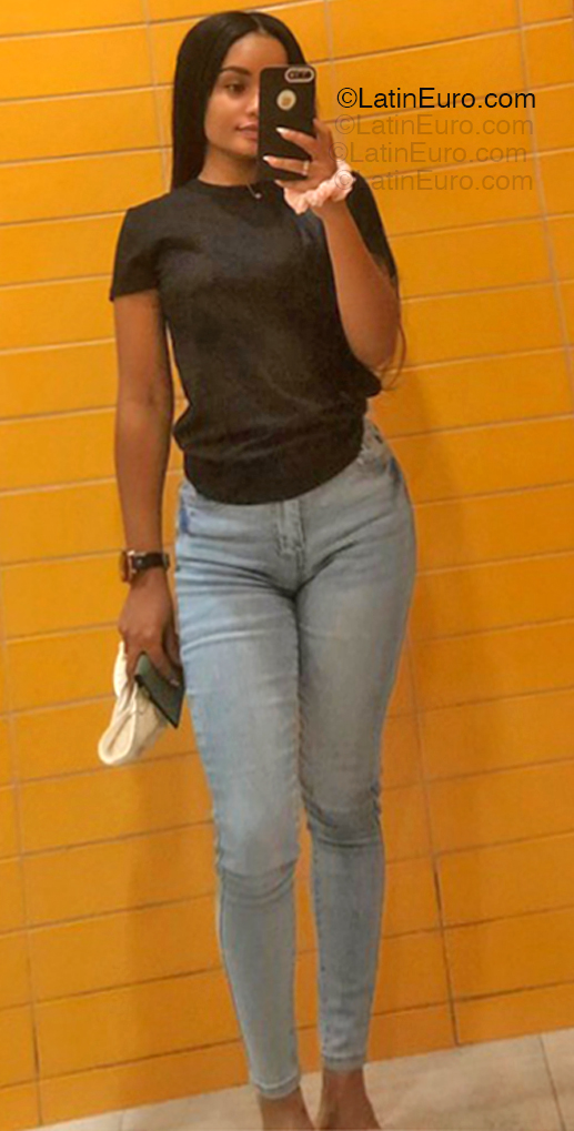 Date this sultry Dominican Republic girl Lea from Santo Domingo DO55045