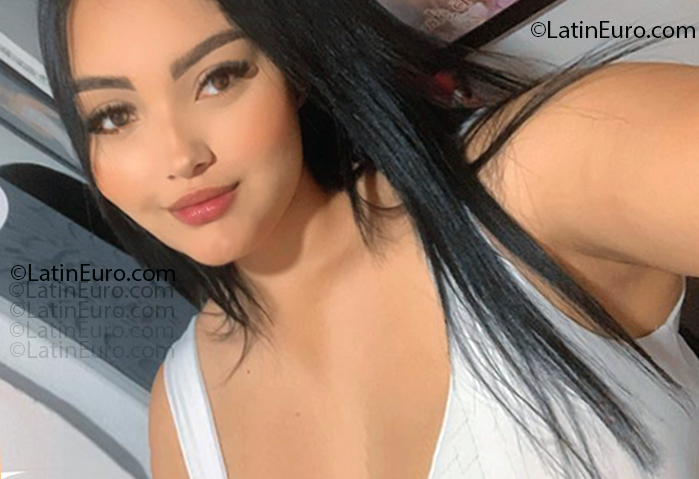 Date this attractive Colombia girl Caro from Medellin CO33385