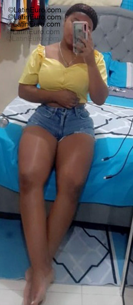 Date this stunning Dominican Republic girl Mari from Santo Domingo DO55255