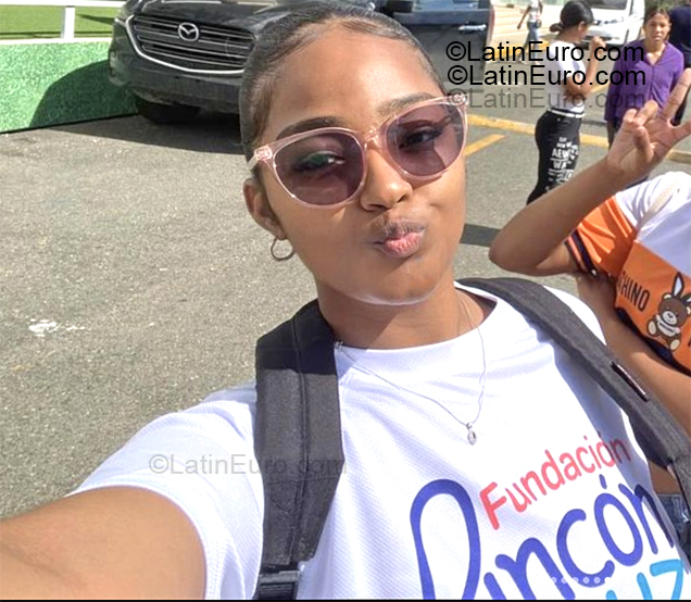 Date this beautiful Dominican Republic girl Nichel from Santo Domingo DO55343