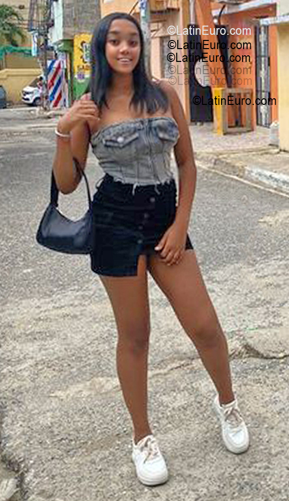 Date this foxy Dominican Republic girl Angela from Santo Domingo DO56047