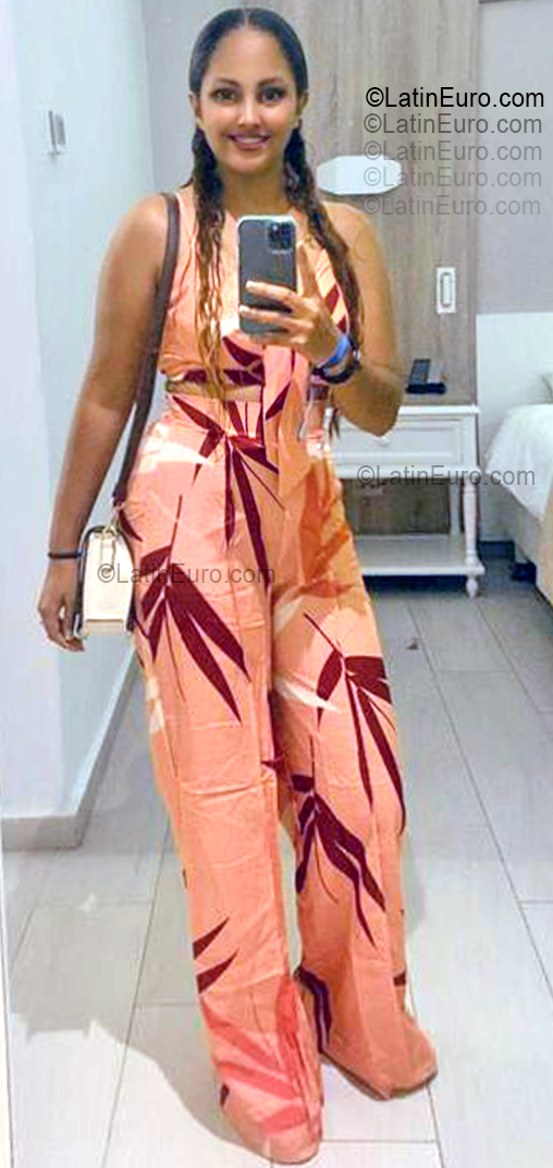 Date this tall Dominican Republic girl Amy from Santo Domingo DO55493