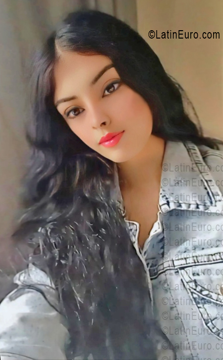 Date this voluptuous Venezuela girl Georgelis from Barcelona VE5381
