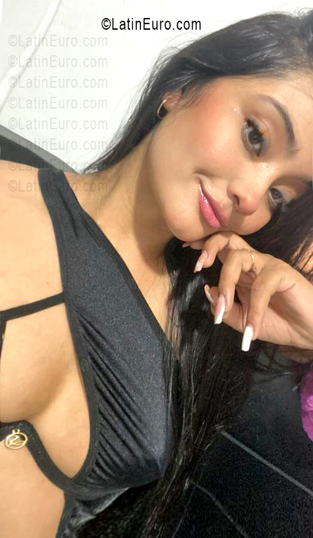 Date this happy Colombia girl Yurli from Bucaramanga CO33574
