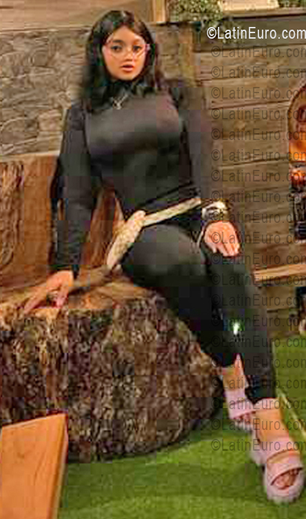Date this voluptuous Dominican Republic girl Daniela from Santo Domingo DO55901