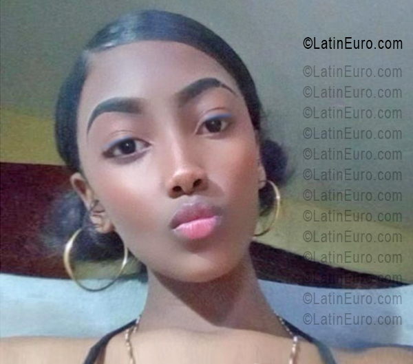 Date this cute Dominican Republic girl Esmeralda from Santo Domingo DO55919