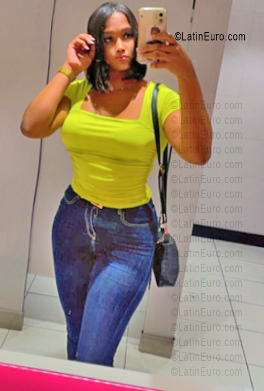 Date this sensual Dominican Republic girl Indiana from Santo Domingo DO55939