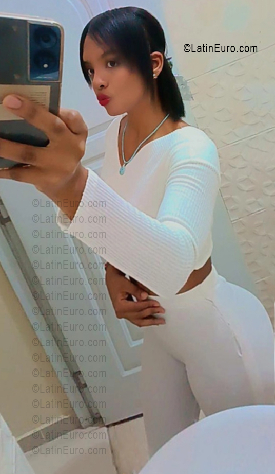 Date this happy Dominican Republic girl Malin from Santo Domingo DO56211