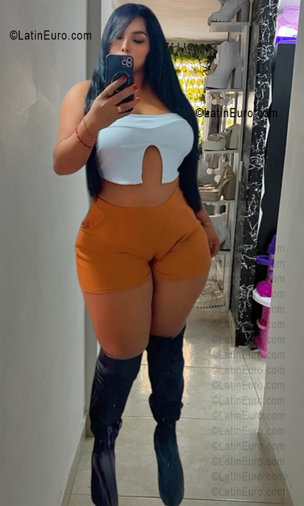 Date this exotic Colombia girl Jhoana from Medellin CO33722