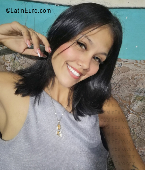 Date this nice looking Venezuela girl Joselin from Caracas VE5697