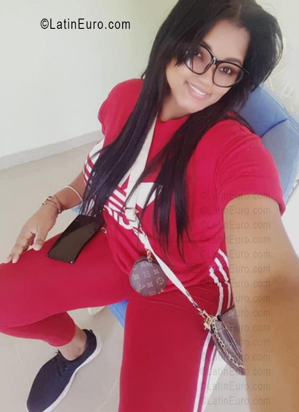 Date this sensual Dominican Republic girl Thalia from Santo Domingo DO56502